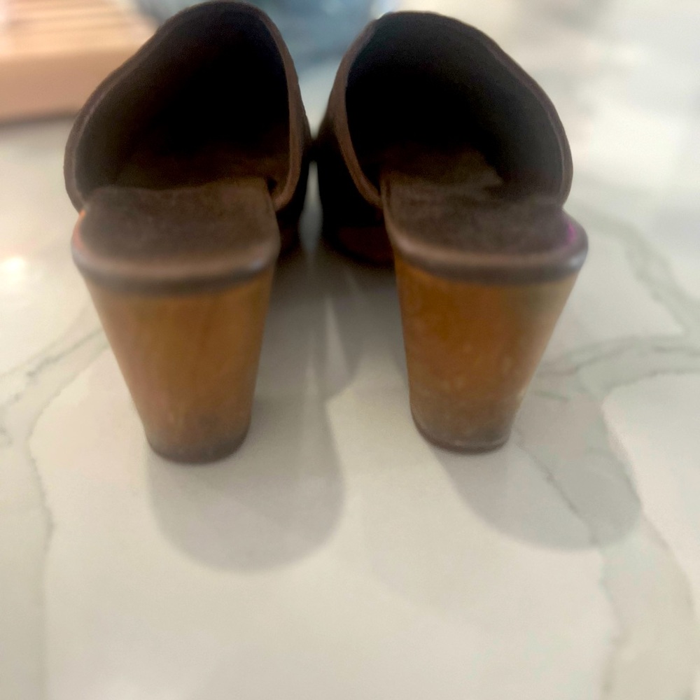 UGG Clogs - Picture 2 of 5